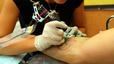 В Алматы суд признал незаконным нанесение тату на руку несовершеннолетнего