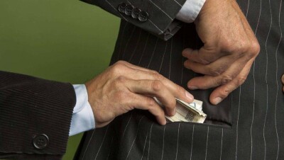 В Актюбинской области замакима района подозревают в сборе денег для подкупа комиссии на ЕНТ