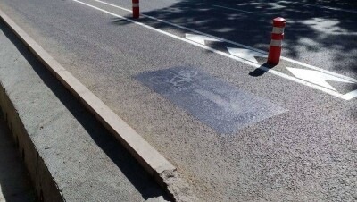 В Алматы закрасили разметку на велодорожке и устроили там парковку. В акимате говорят, что они ни при чём