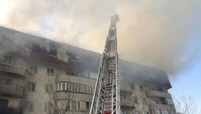 Двоих детей, запертых в квартире, спасли при пожаре в Алматы