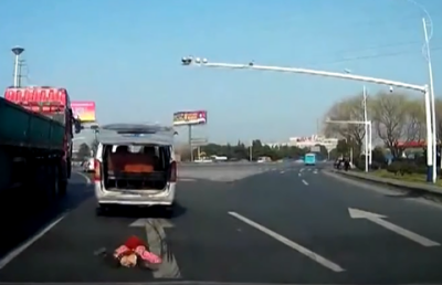 Ребёнок выпал из автомобиля на полном ходу и остался жив 