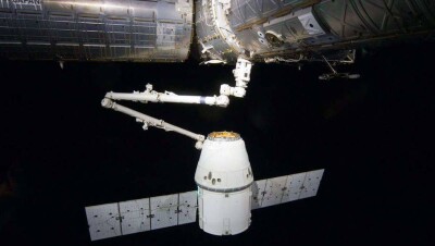 Корабль Dragon привёз экипажу МКС индейку и печенье к рождественскому столу