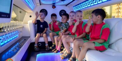 Экскурсию на лимузинах устроили для детей из детдомов ко Дню Астаны
