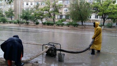 Дождевая вода затопила улицы Актау и Жанаозена