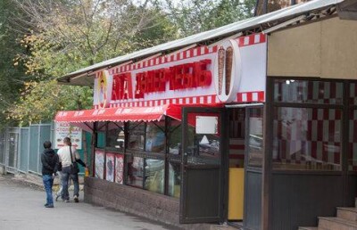 На месте закрытой донерной, в которой отравились более 60 алматинцев, открылись новые