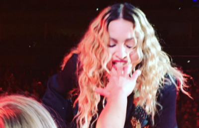 Мадонна укусила за палец фанатку из России