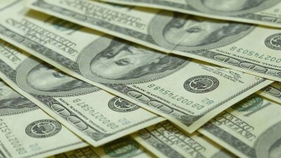 Биржевой курс доллара опустился ниже 325 тенге