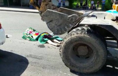 В Алматы экскаватор сбил женщину на пешеходном переходе 
