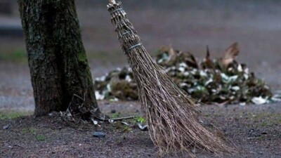 В Актау дворники отказались убирать улицы до погашения долга по зарплате