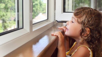 Как уберечь ребёнка от гибели и не дать ему выпасть из окна?