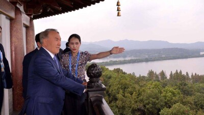 В рамках рабочего визита в Китай Нурсултан Назарбаев посетил пагоду Лэйфэнта 