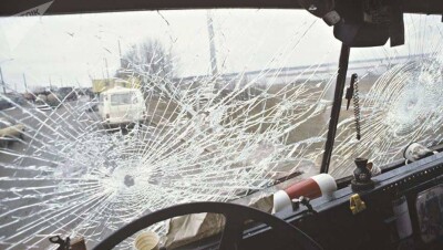 Пассажирский автобус перевернулся на трассе возле Аральска, один человек погиб