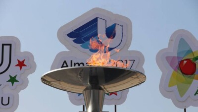 Технический аким несуществующего города зажёг огонь Универсиады в Алматы