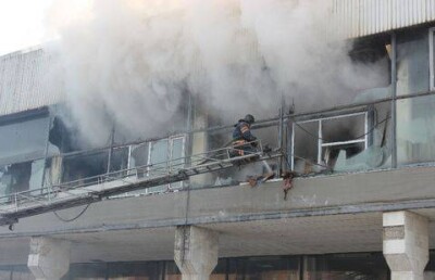 В центре Караганды горит торговый дом
