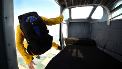 Военнослужащий погиб во время прыжка с вертолёта. У него отцепился парашют