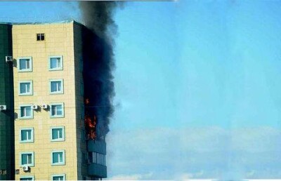 В Караганде горит многоэтажный дом 