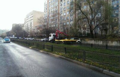 В микрорайоне Алматы с утра эвакуируют автомобили