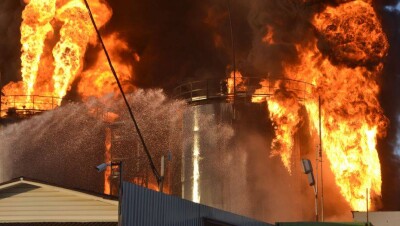 Цистерны с нефтепродуктами горят в ЮКО