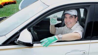 Туркменистанцам показали новое гоночное авто главы государства