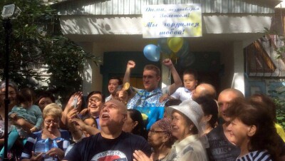 Традиционное шашу устроили соседи Дмитрию Баландину, приехавшему домой на белом лимузине