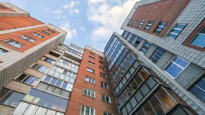 В Усть-Каменогорске мужчина упал с 14 этажа на машину и выжил