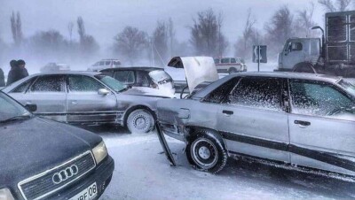21 автомобиль застрял из-за непогоды на трассе в Жамбылской области