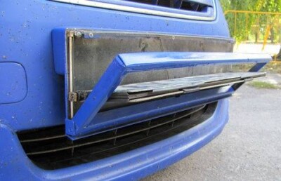 Автомобиль с актюбинскими номерами рекламирует "рамку-перевёртыш" для госномеров