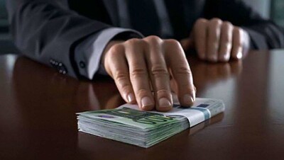 Трёх полицейских оштрафовали в Алматы за мошенничество