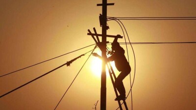 Девятиклассник в СКО после удара током повис на столбе, куда он забрался для селфи