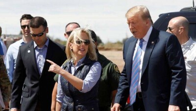 Министр внутренней безопасности США покинула пост после поездки с Трампом на границу с Мексикой