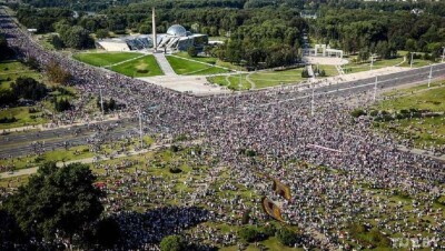 В Минске протестующие пришли к резиденции Лукашенко, у здания дежурила боевая техника