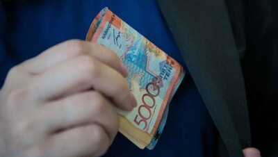 Зампред АО "Аграрная кредитная корпорация" получал половину премий сотрудников