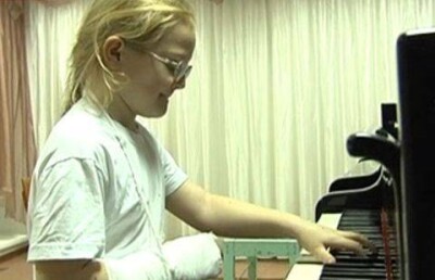 В алматинской школе на третьеклассницу во время урока упал плафон