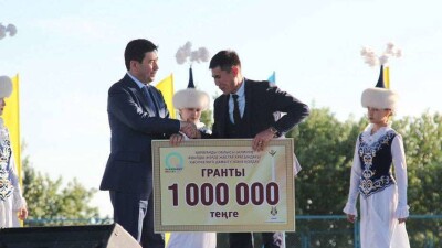 Ерлан Кошанов вручил гранты акима области молодым сельским предпринимателям