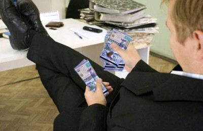 Госслужащим напомнили о необходимости быть скромнее 