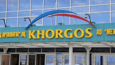 Азат Перуашев возмущён игрушечными домиками вместо полноценного города на "Хоргосе" 