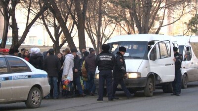 Сельчане Алматинской области устали "бегать за маршрутками, как бараны" и вышли на пикет
