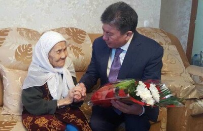 105-летнюю жительницу Усть-Каменогорска поздравил с наступающим праздником аким города