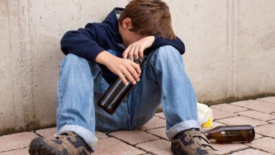 Пьяного 12-летнего школьника в очередной раз обнаружили на улице Рудного