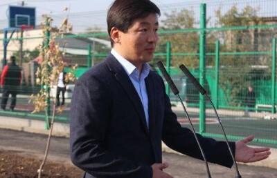 На субботнике с участием акима Байбека алматинцы пожаловались на опасные качели 