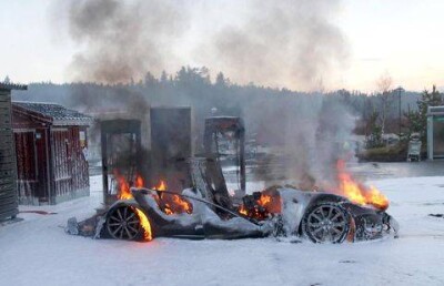 Автомобиль Tesla сгорел во время зарядки в Норвегии