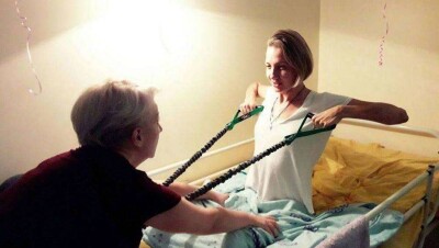 Лишившейся в аварии ног алматинке помогает волонтёр, пережившая подобную автокатастрофу