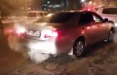 Казахстанские блогеры устроили слежку за чиновниками, развозящими детей на служебных авто