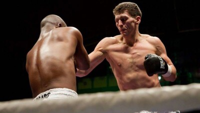 Казахстанский боксёр Иса Акбербаев нокаутировал украинца Юрия Барашьяна в Сочи