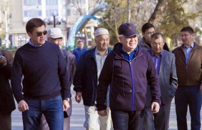 Акимы ЮКО и Шымкента вышли на субботник за всех женщин области