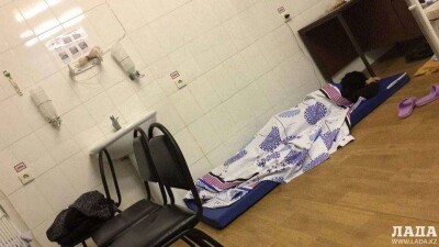 Очередная жалоба на инфекционную больницу Актау: мамы с детьми спят на полу