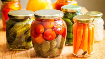 Школьница из ЮКО месяц находится в коме после отравления домашними солениями