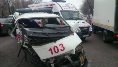 Момент жуткой аварии с машиной скорой помощи в Алматы попал на видео