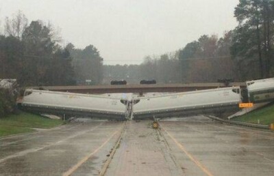 Ветром сдуло поезд с моста в США