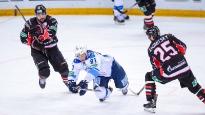 "Барыс" пропустил три шайбы от "Авангарда" в заключительном матче КХЛ